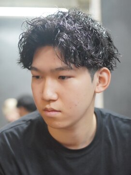 ノーエン(noen) センターパートスパイラルパーマツーブロック刈り上げメンズヘア