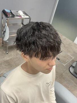 ノイセル 西本町(Noisyle) ブルーブラックフェザーパーマ刈り上げセンターパートｙ