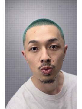 ワンワンオー バーバーショップ 長浜店(@110 BARBER SHOP) グリーン・バズカットで魅せる、ストリート・ミニマリズム
