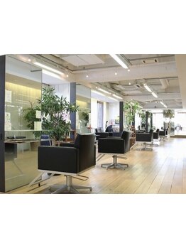 【23時まで営業！】トレンドからビジネススタイルまで幅広くご提案！23時まで営業しているので仕事帰りも◎