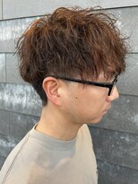 ヒュイル バイ ニアウ(Hwyl by Niau)&nbsp;メンズマッシュツイストスパイラルパーマニュアンスパーマ眉毛