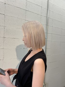 イロ(iro.) ホワイトブロンド