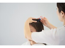 担当者がお客様の頭皮状態を確認していきます