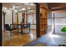 店内は自然と落ち着ける居心地の良い空間＊