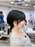 サイドバングと丸みのあるショートボブで女性らしく◎
