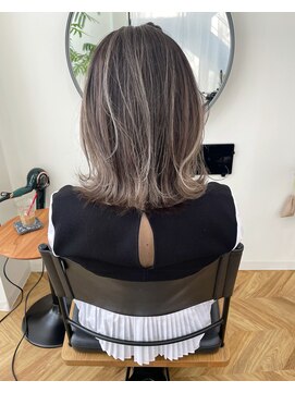 アンユージュアル(unusual) 外国人風バレイヤージュ、ハイライトカラーアッシュグレージュ