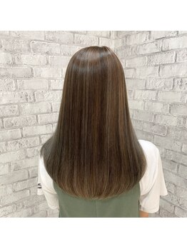 【エイジングケアブリーチ】で気になる白髪も低ダメージで色を楽しむご提案（白髪ぼかしハイライト／越谷）