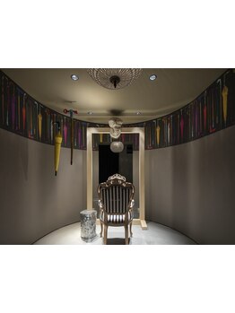 何も考えず、ただ委ねる時間。髪も肌も心も、やさしく整っていく。ここは、あなたの輝きがそっと花開く場所