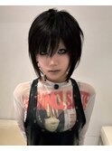 19654_黒髪アッシュウルフショートレイヤーハンサムショートボブ