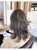 ソッカ(socca)&nbsp;大人気！ハイライトを入れたミディアムレイヤースタイル