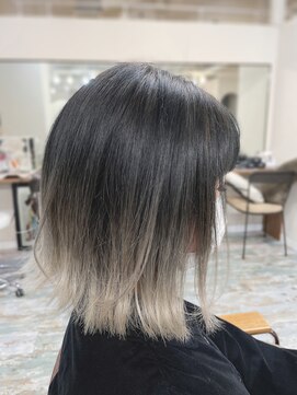 リノカヒリ(Lino kahili) バレイヤージュホワイトベージュ×切りっぱなし外ハネボブ