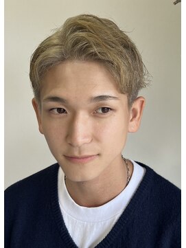 ネクストフォーヘアー(NEXT for hair) ハイトーン ベージュ 刈り上げ サイドパート アップバング