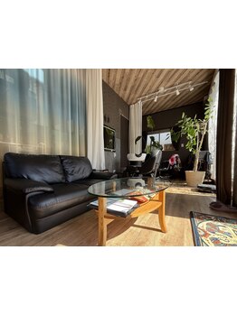 お客様に満足して頂きたいという想いから心も体も休まる空間を。疲れを癒すサロンで髪も心も“キレイ”に