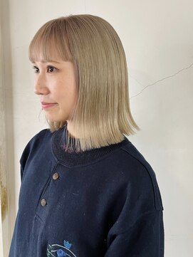 タヴィ(Tavi) 艶感のある透明感ブロンドヘア/外ハネボブスタイル/くびれヘア