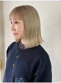 艶感のある透明感ブロンドヘア/外ハネボブスタイル/くびれヘア