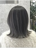 白髪ぼかしハイライト×切りっぱなしボブ