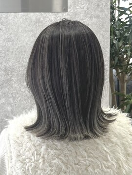 ジャップ(Jap) 白髪ぼかしハイライト×切りっぱなしボブ