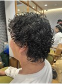 カールが強めなくるくるパーマ