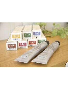 いつまでもおしゃれに妥協しない大人女性に。グレイカラーもオシャレに、艶感のある上品な仕上がりに。