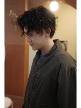 エディ(Edy) メンズセンターパート波巻きパーマケアパーマブラウンカラー岡山