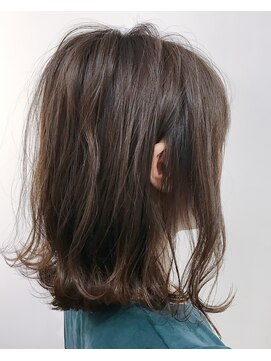 コッチ(kocchi.) 大人可愛い外ハネ透明感グレーアッシュ