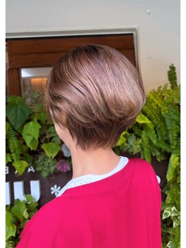 スクエアウーノ 博多(SQUARE*UNO HAKATA) くびれショート × 白髪ぼかし × ミルクティーベージュ