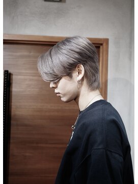 ノン(N.O.N.) 前下がりセンターパート×ホットシルバー