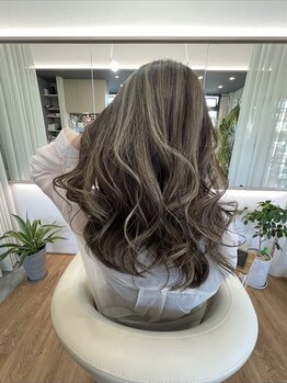 れの透明感たっぷりの最旬スタイルをお届け。あなたに似合った【白髪の活かし方】ご提案します◎