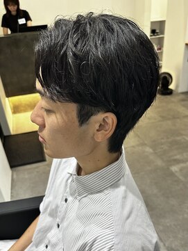 ヒュイル バイ ニアウ(Hwyl by Niau) メンズマッシュパーマニュアンスパーマスパイラルパーマ刈り上げ