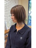 シフト(SHEEFT)&nbsp;大人可愛い透明感マロンベージュ艶カラーレイヤー外ハネミディ