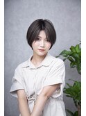 大人の魅力光るセンター分けショート