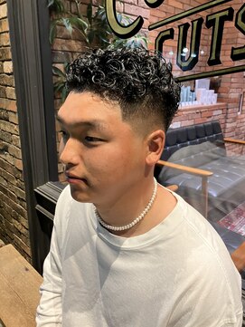 フォーコーナーズ(Four Corners) ソフトアフロ／ミニアフロ／スキンフェード／スパイラルパーマ