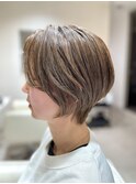 前髪長めの大人ショート×ベージュブラウン