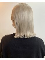 サクラ オモテサンドウ(SAKURA)&nbsp;ホワイトベージュ×切りっぱなしボブ/ブリーチ/ダブルカラー