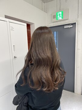 赤みのないベージュカラー＊