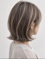 ウル(ulu)&nbsp;くびれ　外ハネ　白髪ぼかしハイライト　４０代 ５０代