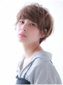 弾むような束感でキュートなエアリーショート
