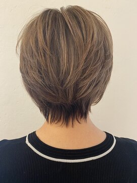 ツクシ(tsukusi) 【tsukusi】お白髪を生かすカラー×ショート