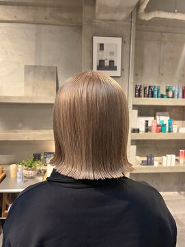 ココモ(KOKOMO) 【三野隼澄】ミルクティーグレージュ×切りっぱなしボブ