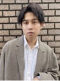 ツイストスパイラルパーマセンターパートコムドットツーブロック