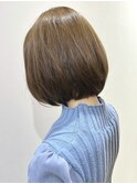ツヤツヤベージュカラーの丸みボブ