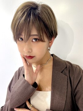 グラマシー アレックス(Gramercy alex) ミルクティーアッシュ×ナチュラルショート20代30代40代