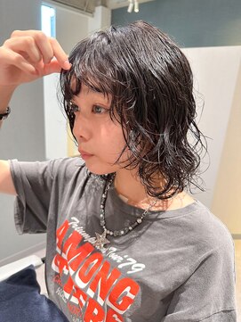 アム(amu) ミディアムウルフ/パーマウルフ/ウルフパーマ/顔まわりレイヤー