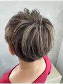 レディース白髪ぼかしハイライトメッシュショートスタイル