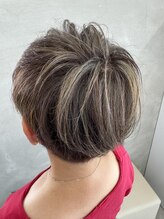 レヴィア(REVIA) レディース白髪ぼかしハイライトメッシュショートスタイル