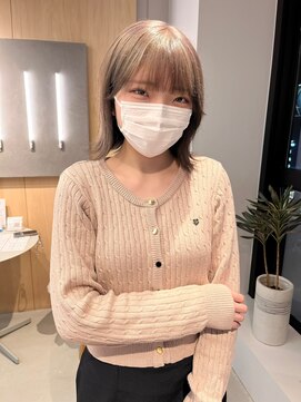 シダ(sida SAIIN) 20代30代ハイトーングレーシルバー外はねボブ