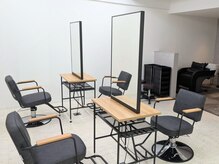 ストーリー 京都烏丸御池店(STORY)の雰囲気（落ち着いた雰囲気の店内。［明るい白髪染め/丸くなる縮毛矯正］）