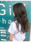 ゆるウェーブとミルクティーベージュが作り出す透明感ロング
