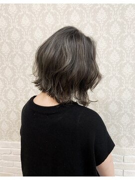 イロ(iro) コントラストハイライトグレージュ 切りっぱなしボブ