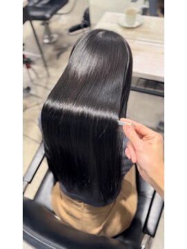 リエル(LIERU) 左後ろ姿からカッコよく